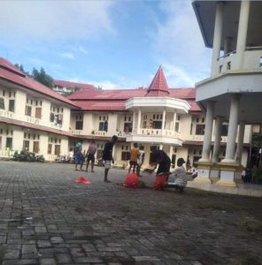 Jaga Kebersihan Lingkungan, 40an Mahasiswa Bersihkan Asrama Mambra