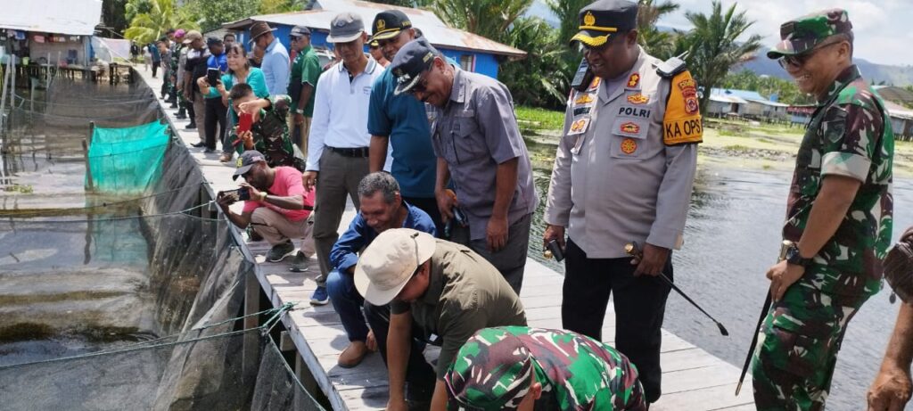 Pj Bupati Jayapura Salurkan Bantuan 2 Motor Tempel Kepada Kelompok Nelayan