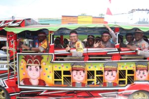 Gelar Konvoi Kendaraan, Polres Jayapura Bagikan 1.708 Bendera Merah Putih