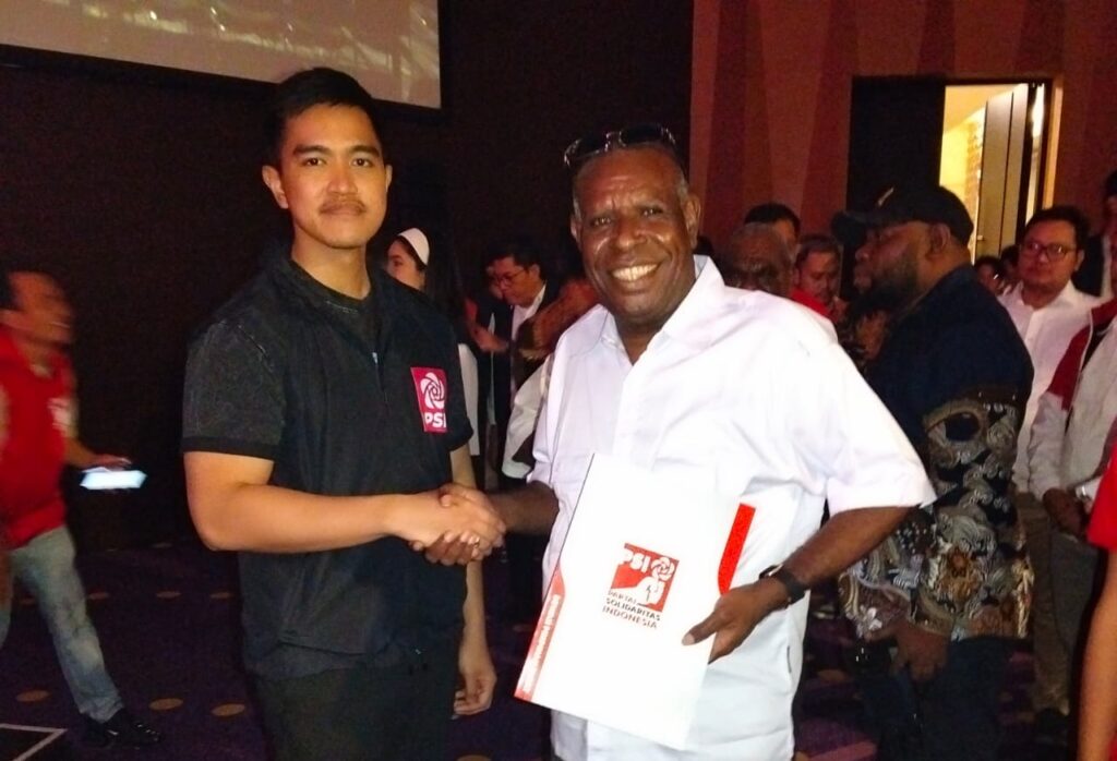 Kaesang Pangarep Serahkan Langsung Rekomendasi PSI untuk Pasangan Alfons Sesa – Yakobus Britay