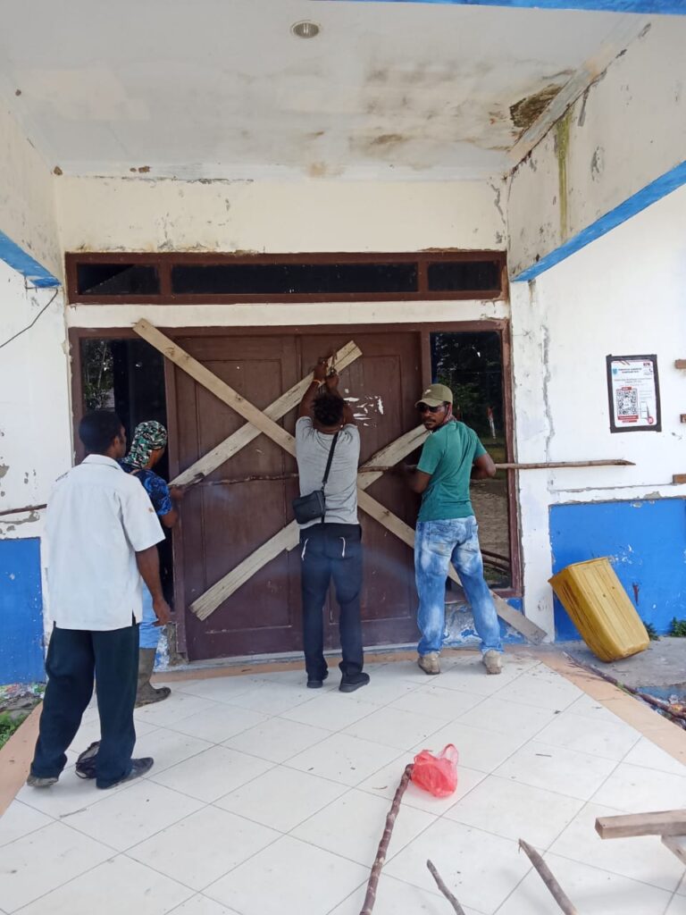 Honorer K2 Pertanyakan Kejelasan SK, Palang Kantor BKD Mamberamo Raya