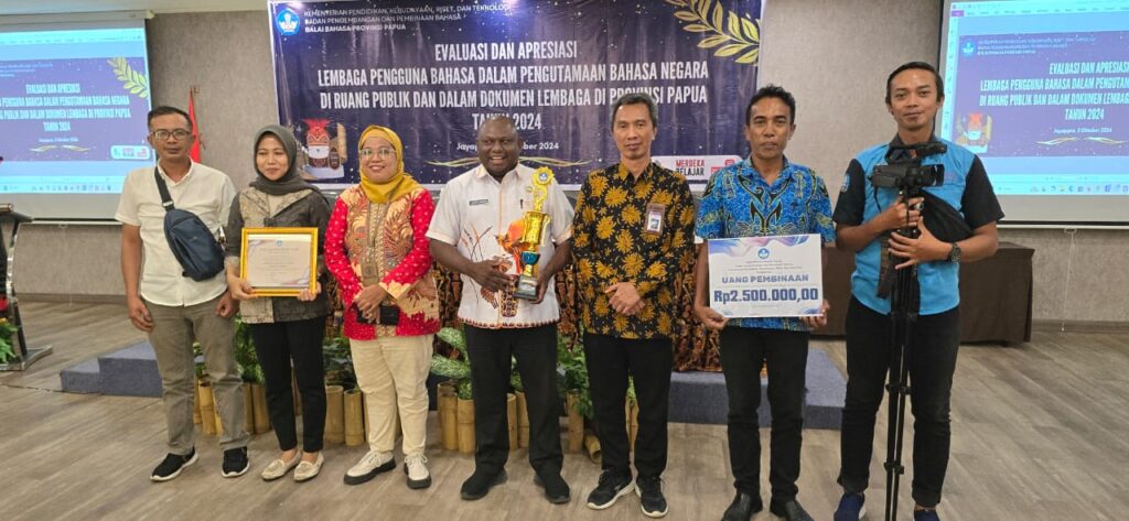 Kominfo Kabupaten Jayapura Raih Penghargaan Atas Penggunaan Bahasa Indonesia yang Tepat.
