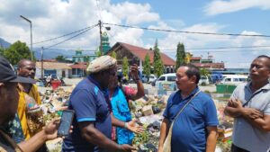 Kunjungan ke Pasar Pharaa, Cabup Nomor Urut 4 Dapat Dukungan dari Kepala Suku Lapago