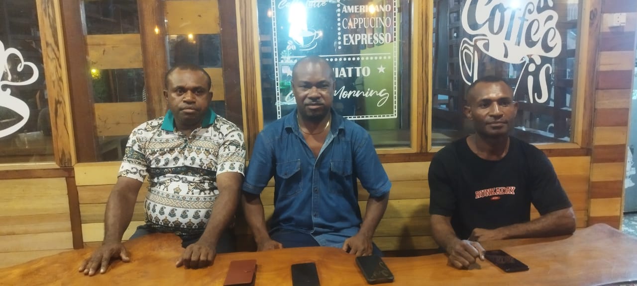 (Caption Foto): Menasse Bernard Taime (tengah) ketua FPK Kab Jayapura didampingi Herman Nerotouw ketua (FPPKJ) dan salah seorang aktivis pemuda lainnya ketika memberikan keterangan pers di Sentani, Sabtu (26/10).