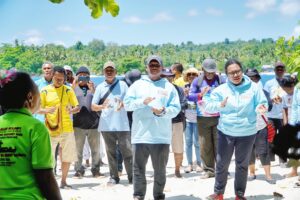 Markus Mansnembra Disambut Hangat di Aimando Padaido, Dinilai Paling Layak Pimpin Biak Numfor