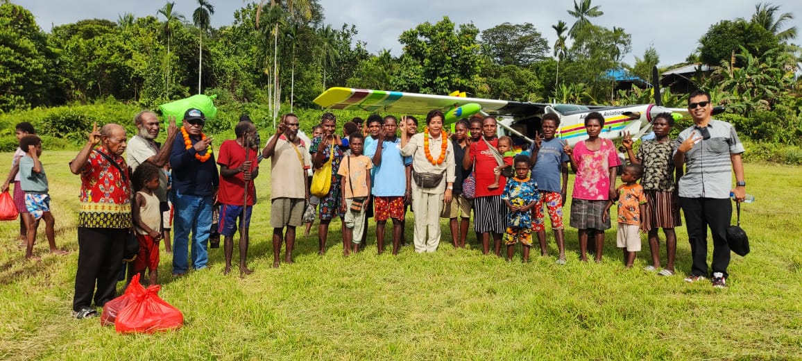 Dok ist/ Carter pesawat, Cabup Yanni, tiba di kampung Aurimi, Distrik Apawer