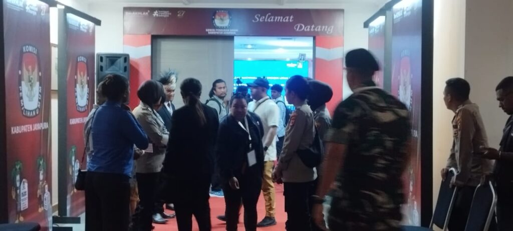 Pengamanan Ketat Polres Jayapura pada Debat Publik Perdana Pilkada Jayapura 2024