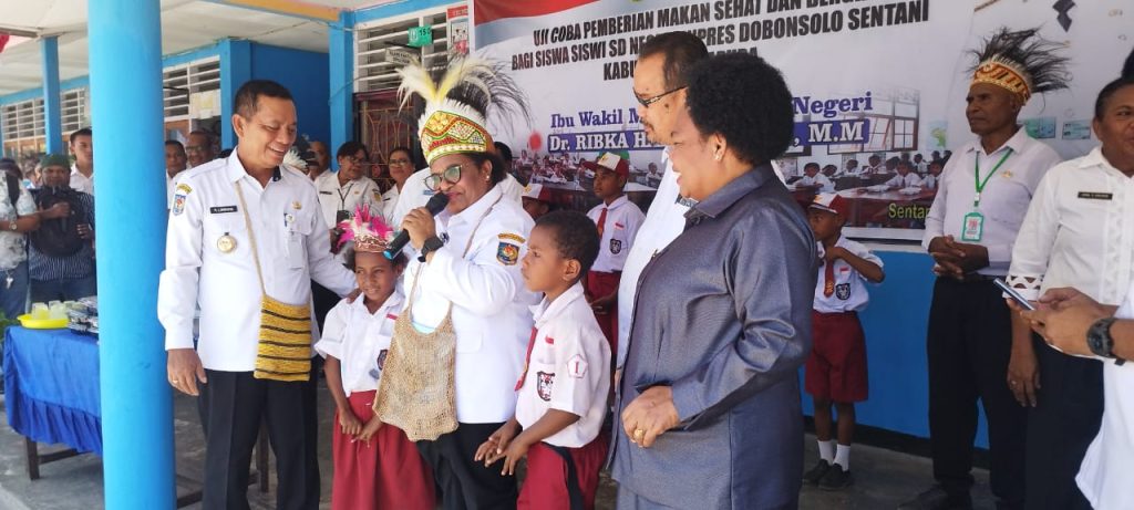 Wamendagri Ribka Haluk Luncurkan Program Makan Bergizi Gratis di SD Dobonsolo Sentani