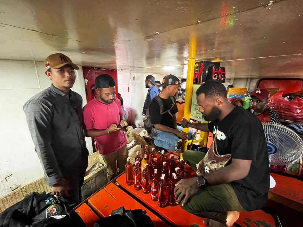 Kelabui Petugas, Miras Diselundupkan dalam Ember Sagu di KM Chantika Lestari 77