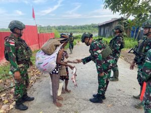 Satgas Yonif 614/Raja Pandhita Distribusikan Bantuan Makanan untuk Warga Kampung Dabra