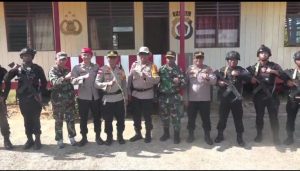 Kapolres dan Pabung 1712, Naik Heli Pantau Pemungutan Suara di Mamberamo Raya