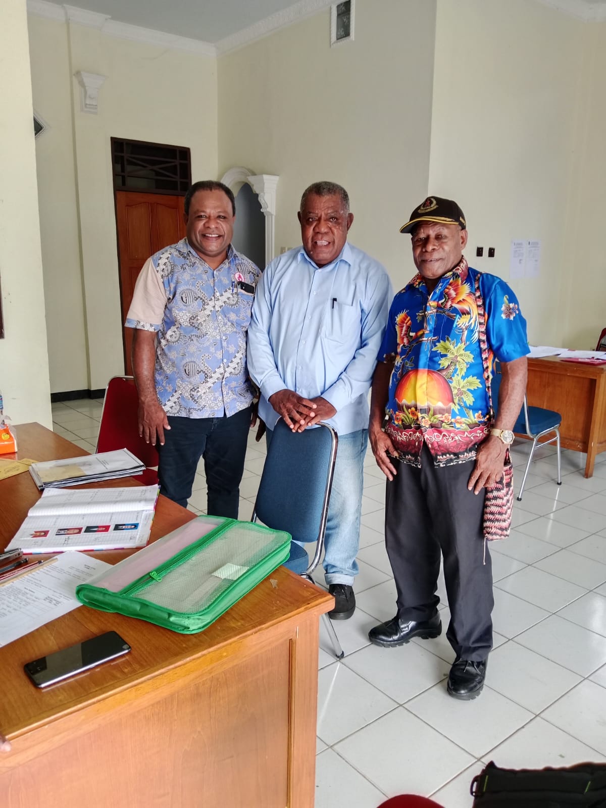 Dok ist/ Ketua DAS Tabi, Daniel Toto (tengah)