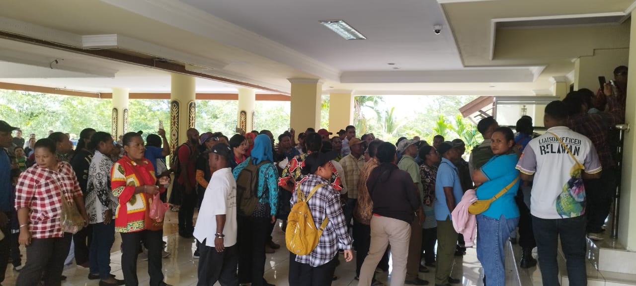 Foto: M. Irfan / Demo damai guru, honorer dan tenaga kontrak di kantor bupati Jayapura, Senin (30/12).