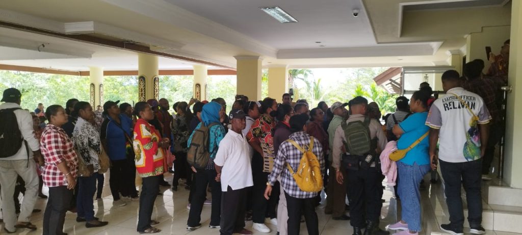 Ratusan Guru Protes di Kantor Bupati Jayapura, Tuntut ULP, TPP dan Gaji Pokok yang Tertunda