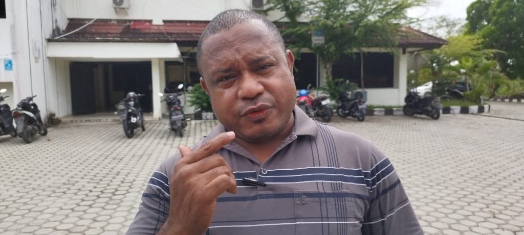 Guru dan Kontraktor Belum Dibayar, Edison Awoitauw Tuntut Transparansi Pemkab Jayapura