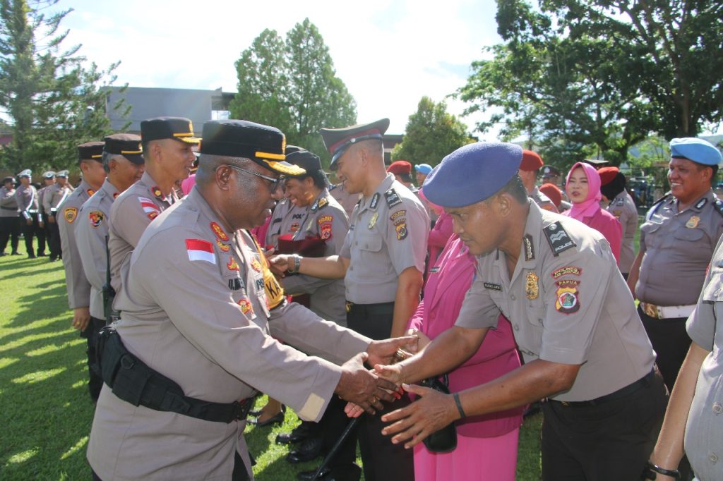 Momentum Berharga: Kapolres Jayapura Pimpin Upacara Kenaikan Pangkat Anggota Polres