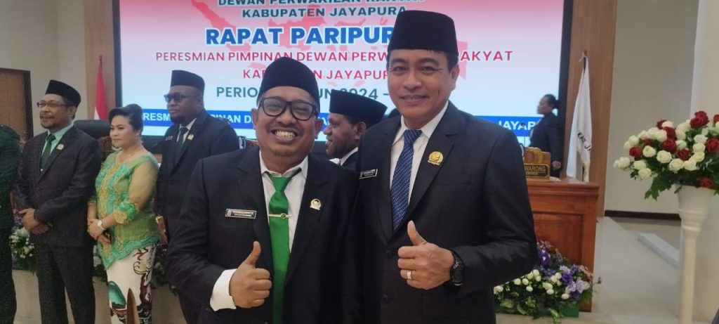 Ketua DPRK Jayapura Ruddy Bukanaung saat berpose dengan salah satu anggota DPRK Jayapura