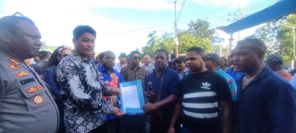 Menolak Beri Keterangan, Sikap Ketua DPRK Jayapura Jadi Sorotan Media