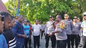Kapolres Jayapura Tegas Imbau Massa Pendemo Buka Palang Kantor Bupati