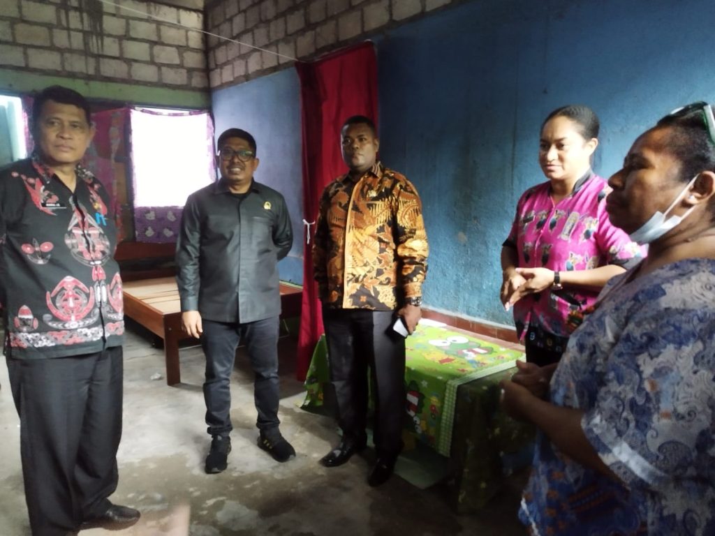 Komisi C DPRK Jayapura Tinjau Pelayanan Puskesmas Komba yang Berlangsung di Rumah Warga