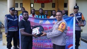 Polres Jayapura Bagikan Bansos Polri Presisi Jelang Ramadan 1446 H