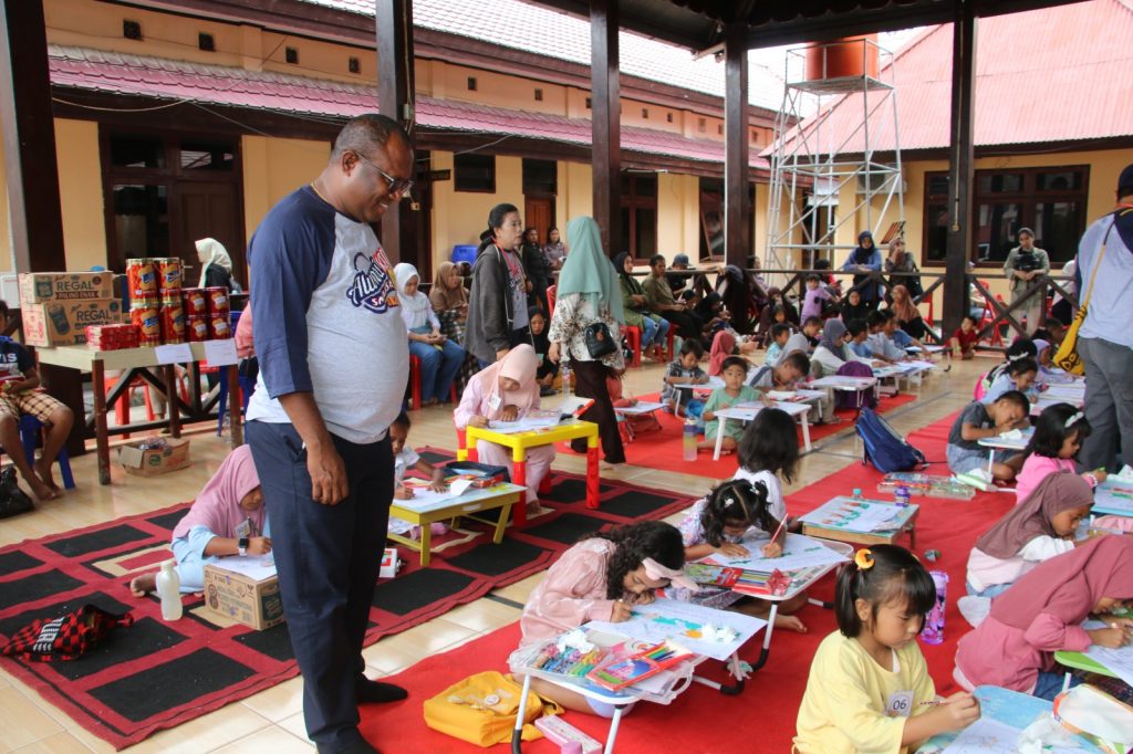 Foto: istimewa / Tampak AKBP Umar Nasatekay memantau lomba mewarnai