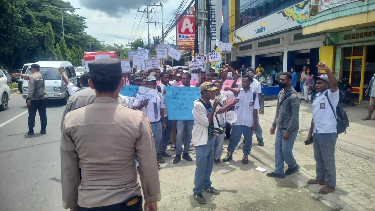 Foto: istimewa / Demo siswa di Sentani tolak MBG