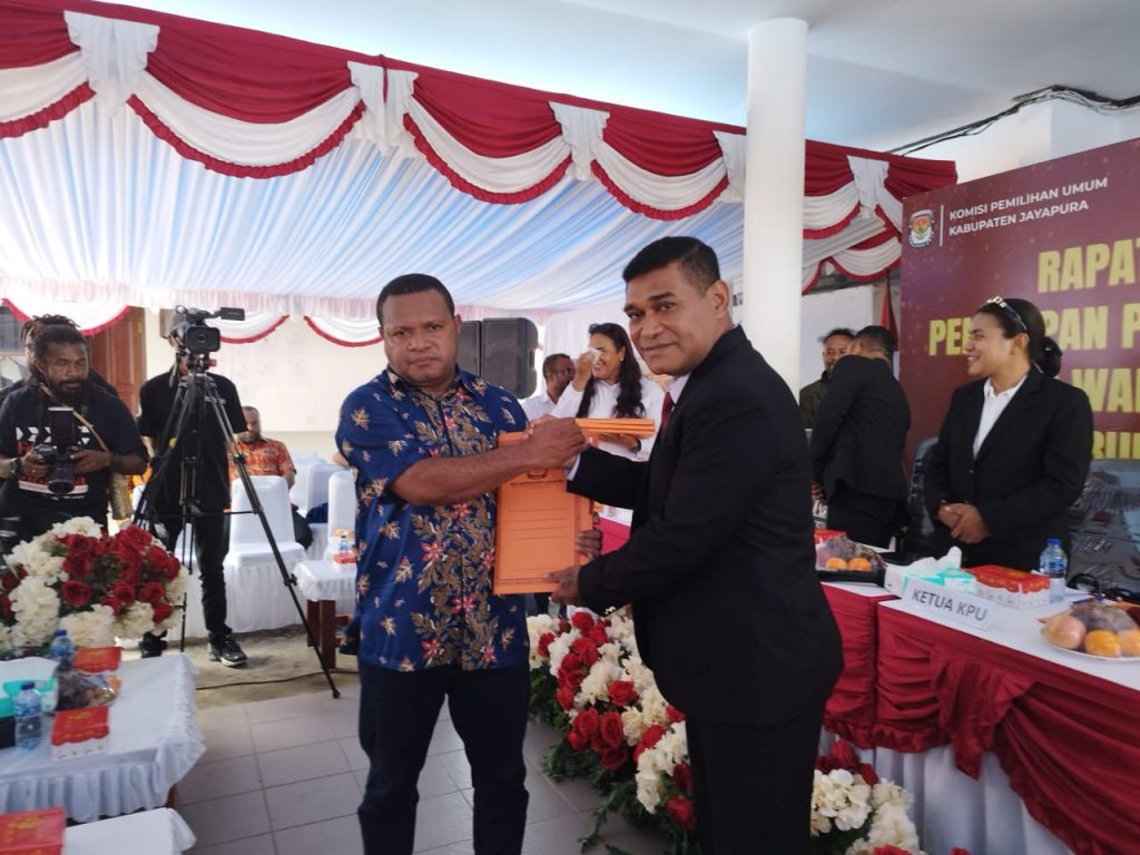 Resmi! Yunus Wonda-Haris Yocku Ditetapkan Sebagai Bupati dan Wabup Jayapura Terpilih