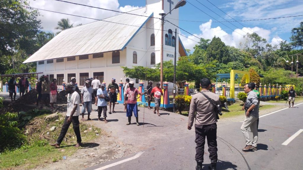 Polres Jayapura Bergerak Cepat Atasi Pemalangan Jalan Waibron – Bonggrang