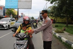 Berbagi di Bulan Suci: Polsek Sentani Kota Bagikan Takjil kepada Pengguna Jalan
