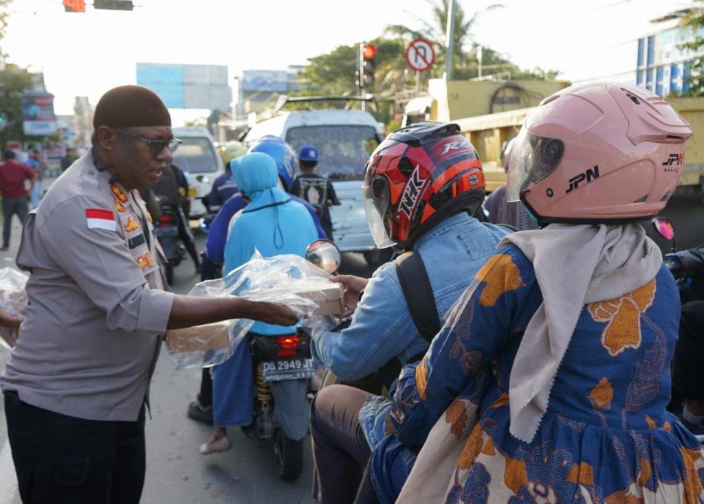 Polres Jayapura dan Polsek Bandara Sentani Tebar Kebersamaan di Bulan Ramadan dengan Takjil Gratis