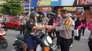 Polres Jayapura Tebar Kebaikan di Ramadhan: Wakapolres dan Jajaran Bagikan Takjil untuk Warga