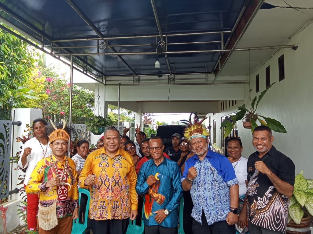 Pesta Adat Mandohi: Tradisi, Politik, dan Aspirasi Masyarakat Ambai