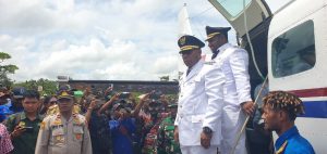 Ribuan Warga Sambut Meriah Kedatangan Bupati dan Wabup Mambra di Bandara Kasonaweja