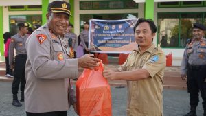Kebersamaan di Bulan Ramadan, Wakapolres Jayapura dan Sat Samapta Bagikan Takjil di Masjid Mathla’ul Anwar Doyo Baru