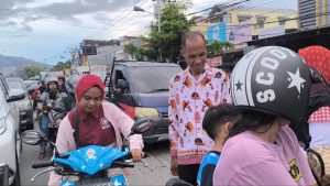 Kebersamaan dan Edukasi di Bulan Ramadhan: Kemenag Jayapura Bagikan 600 Paket Takjil dan Sosialisasi Produk Halal
