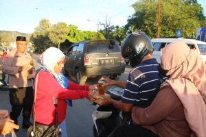 Sinergi Polri dan Insan Pers, Berbagi Takjil Wujud Kebersamaan di Jayapura