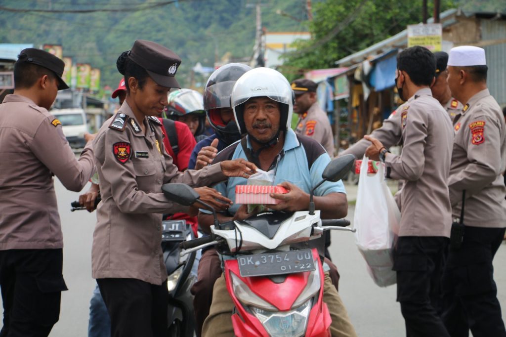 Hadir Lebih Dekat dengan Masyarakat, Bagian Ops. Sat Tahti, dan Sie Kum Polres Jayapura Bagikan 150 Takjil