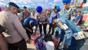 Operasi Gabungan TNI-Polri Bongkar Penyelundupan Miras KM Tatamailau