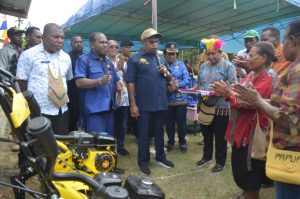 Dorong Ekonomi Kampung, Bupati Jayapura Resmikan Kios Bumkam dan Serahkan Mesin Kultivator di Kuipons