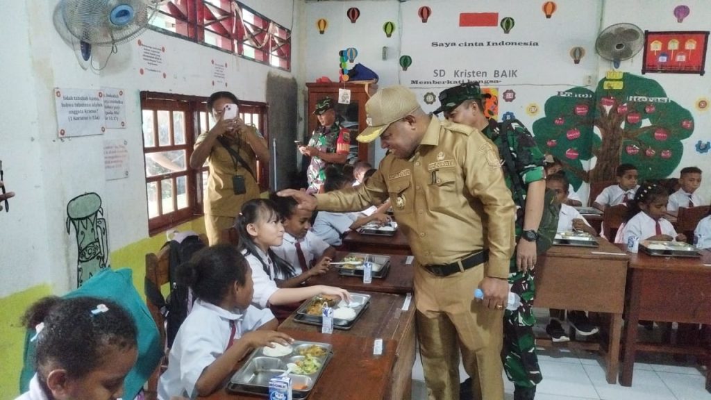 Wakil Bupati Jayapura Tinjau Program MBG, Pastikan Anak-anak Dapat Gizi Seimbang