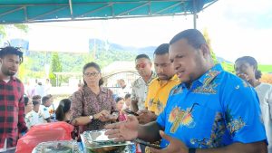 Ikuti Ibadah Paskah Kedua di Klasis Waibu Moi, Wabup Haris Serukan Persatuan dan Kasih