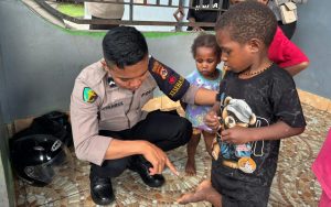Subsatgas Keladi Sagu Sentuh Hati Warga Doyo Baru, Obati Anak yang Terluka