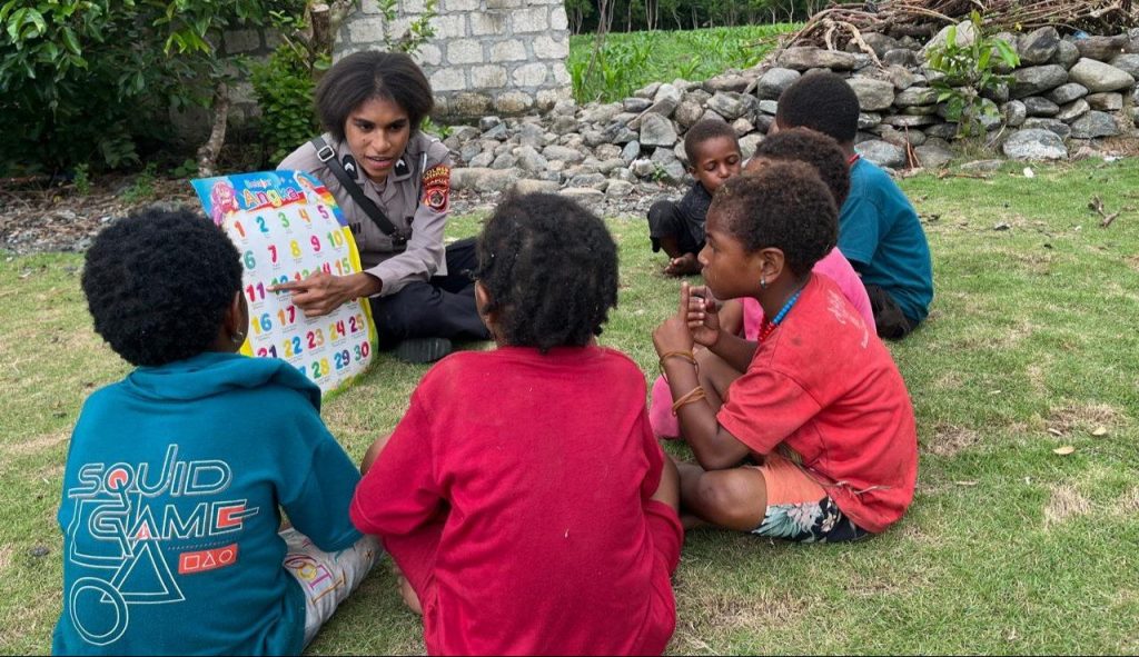 Belajar Sambil Bermain, Satgas Si-Ipar Polres Jayapura Hadirkan Kelas Ceria di Doyo Baru