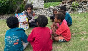 Belajar Sambil Bermain, Satgas Si-Ipar Polres Jayapura Hadirkan Kelas Ceria di Doyo Baru