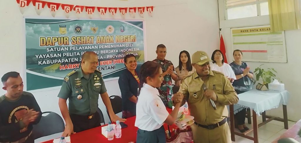 Tinjau Makan Bergizi di SMP 2 Sentani, Haris Yocku Harap MBG Terus Berjalan