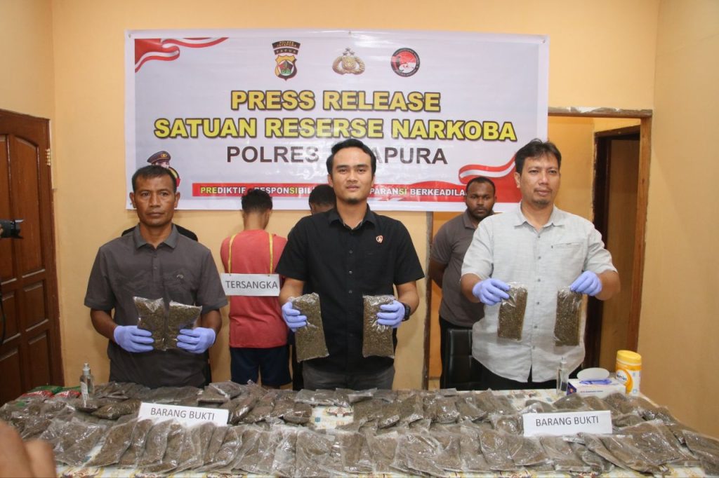 Polres Jayapura Tangkap Dua Pemuda, Sita 4,3 Kilogram Ganja Siap Edar