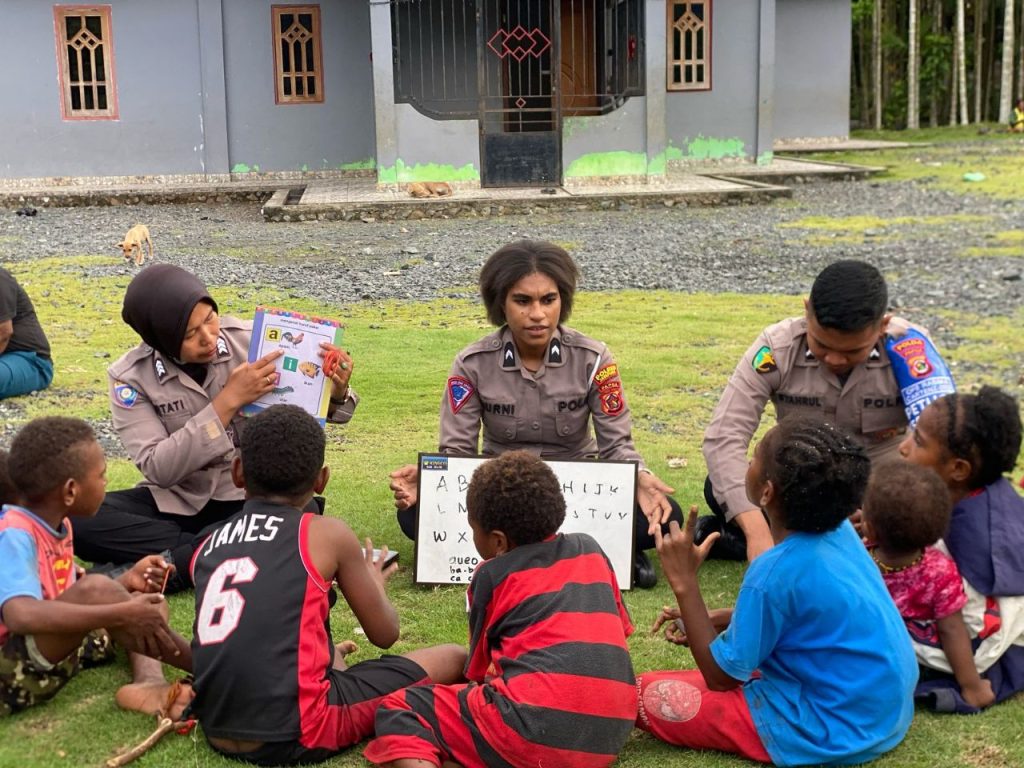 Belajar dalam Tawa: Satgas Si-Ipar Polres Jayapura Bangun Semangat Anak-anak Doyo Baru