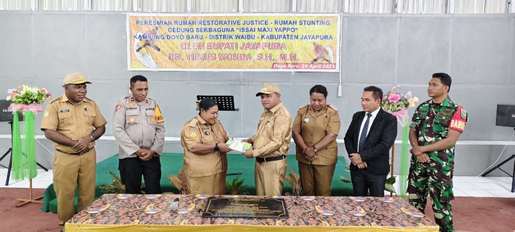 Wabup Haris Yocku Resmikan Gedung Serbaguna Kampung Doyo Baru, Ini Pesannya