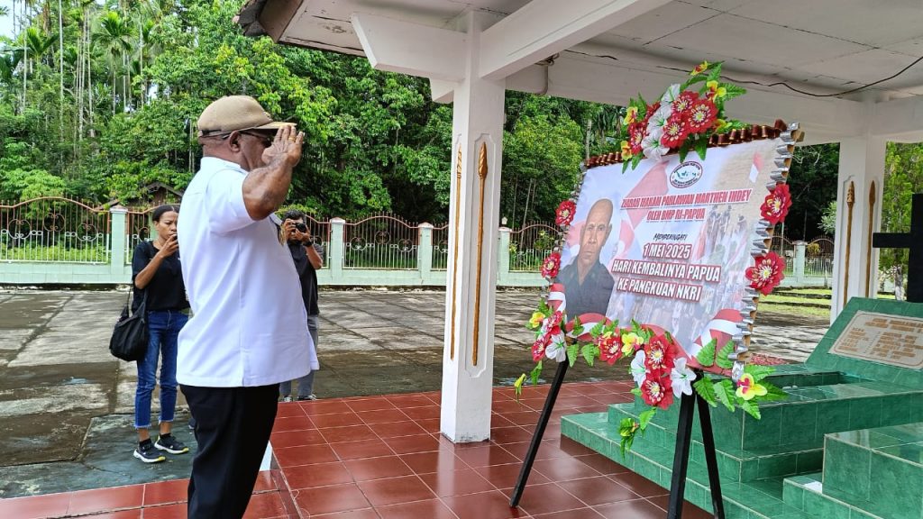 1 Mei 1963: Peringatan Kembalinya Papua ke Pangkuan NKRI, Barisan Merah Putih dan Pemkab Jayapura Ziarah ke Makam Pahlawan Marthen Indey
